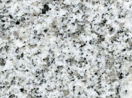 Dieser Granit kommt nicht nur als Dekorstein zum Einsatz, sondern findet auch Verwendung in großen Flächen und Objekten in zeitgemäßer Umgebung. Aufgrund der Umwandlung von Mineralien im Gesteinsinneren können alle grauen und hellen Granite braun-gelblich