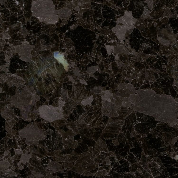 Dunkler Granit mit schimmernden, irideszenten Einsprengseln.