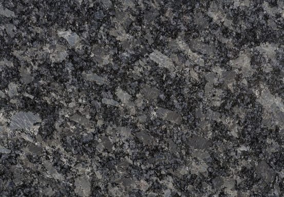 Dunkler Granit mit einer rauen, strukturierten Oberfläche und unterschiedlichen Schwarz- und Grautönen.