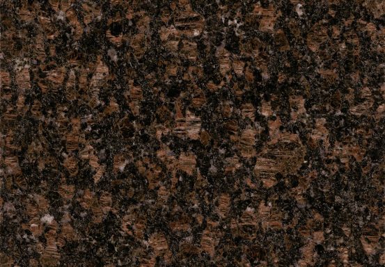 Muster aus braunem Granit mit feinen, hellen und dunklen Einsprengseln.