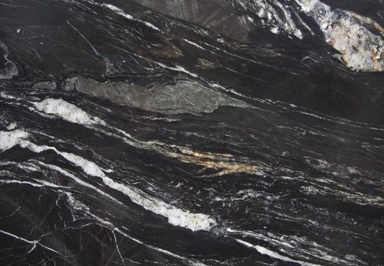 Schwarze Marmoroberfläche mit weißen und goldenen Aderungen.