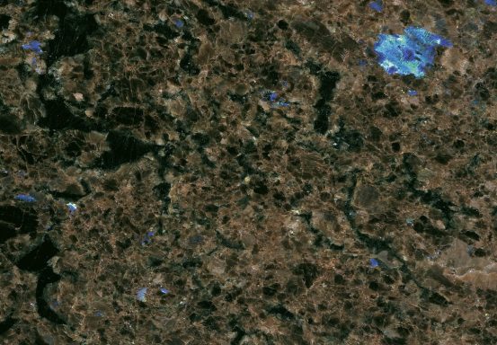 Bodenansicht mit braunen und blauen Flecken, die Wasserflächen darstellen.