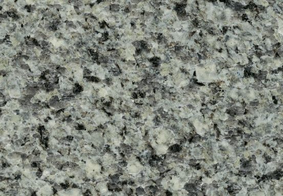 Oberfläche aus grauem Granit mit dunklen und hellen Mineralien.