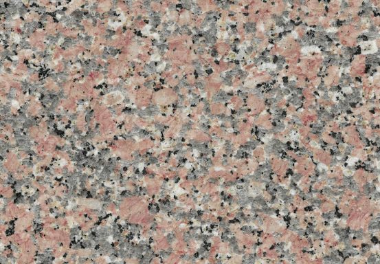Muster aus rosa, grauem und schwarzen Granit mit feinen Mineralkristallen.