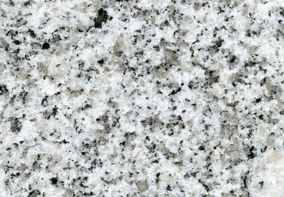 Padang Cristallo Helle, granulierte Oberfläche mit grauen und weißen mineralischen Einschlüssen.