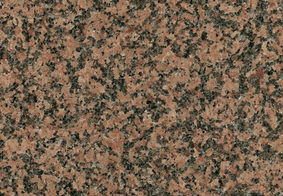 Rötliche Granitoberfläche mit dunklen und hellen Einsprengseln.