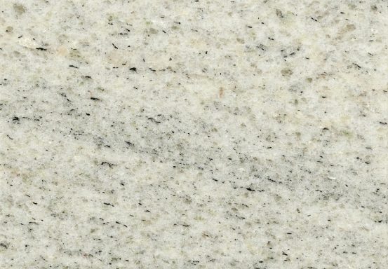 Helle, gesprenkelte Granitoberfläche mit feinen, grauen und beigen Einsprenglingen.