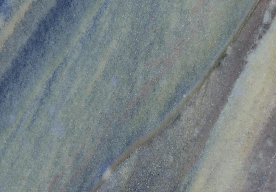 Azul Imperial: Tiefes Blau, feine Adern, zeitlose Eleganz. Robuste, pflegeleichte Oberfläche – ideal für Küche, Bad, Boden, Wand und Fassade