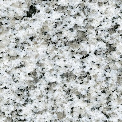 Körniger grauer und beige Granit mit dunklen Einsprengseln.