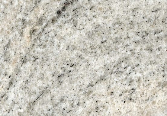 Texturierte Oberfläche von hellem Granit mit feinen Mineralien und Einschlüssen.