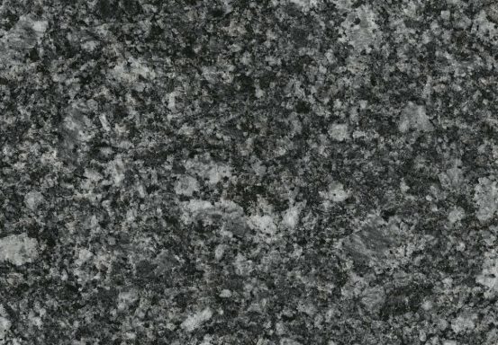 Strukturierte, dunkle Granitoberfläche mit grauen und schwarzen Einsprengseln.