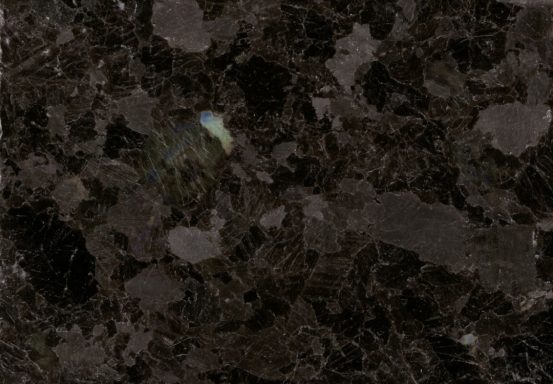 Dunkler Granit mit grauen und blauen Flecken.