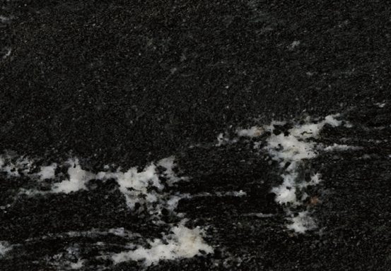 Dunkler Granit mit weißen und grauen Einsprenkelungen.