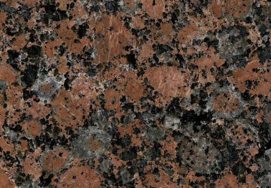 Rot-graues Granitmuster mit dunklen Einsprengseln und glatter Oberfläche.