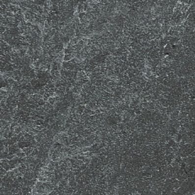 Porto Schiefer - fortuna Natursteinhandel Glatte, dunkle Schieferoberfläche mit feiner Textur und unregelmäßigen Mustern.